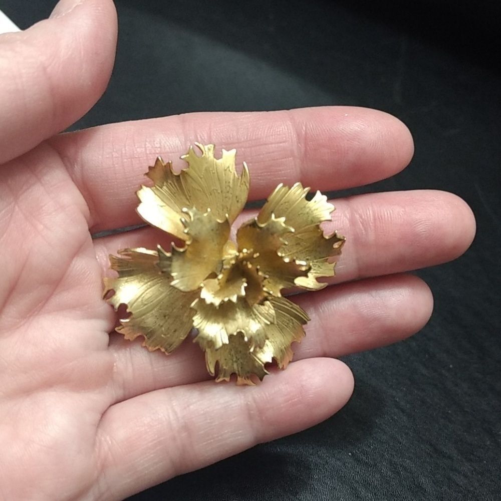 Vintage Giovanni gold tone brooch